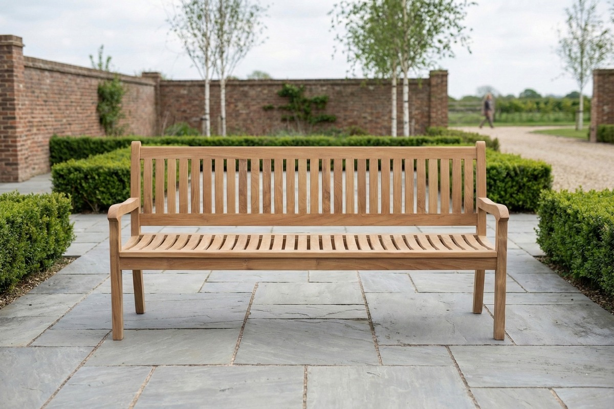 Beaufort teak tuinbank geplaatst in tuin of op terras als ruime zitbank voor buiten - view 3 Beaufort teak tuinbank geplaatst in tuin of op terras als ruime zitbank voor buiten - view 3