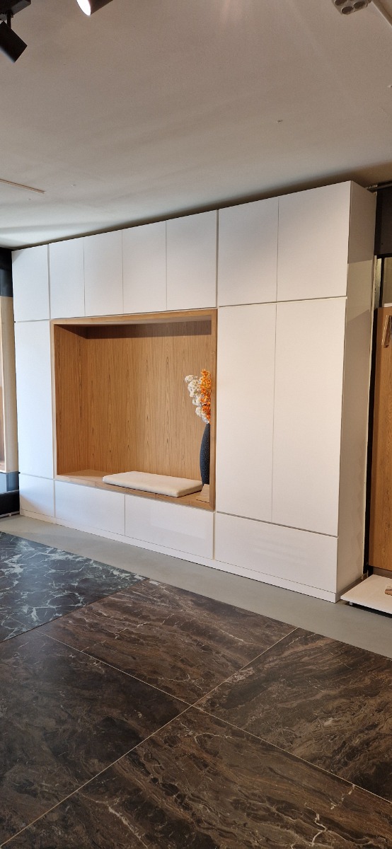 Blanco Armadio | Wandkast Maatwerk Woonstudio de Geus - Blanco Armadio - Hover