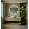 Zwevend eiken badkamermeubel met natuurstenen waskom en ronde LED-spiegel in moderne groene badkamer met plantenmuur.