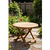 Rond teakhouten bijzettafeltje van 60 cm met inklapbaar onderstel op een zonnig terras in een moderne tuin.
