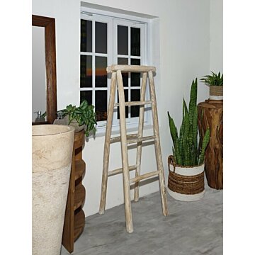 White-wash vouwbare teakhouten decoratieladder tegen muur