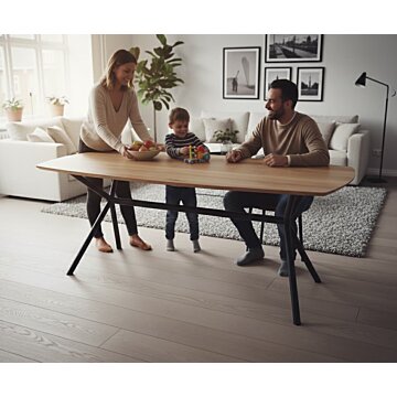 Lifestyle eettafel eikenhout met zwart metalen kruispoot, gedekt met servies en mensen in een licht Japandi interieur.