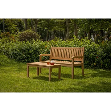 Drie-persoons Teakea Beaufort tuinbank van hoogwaardig plantage teakhout met een natuurlijke afwerking, voorzien van comfortabele armleuningen en een ergonomisch ontworpen geronde zitting en rugleuning. De afmetingen van de bank zijn 150x50x92 cm, ideaal 
