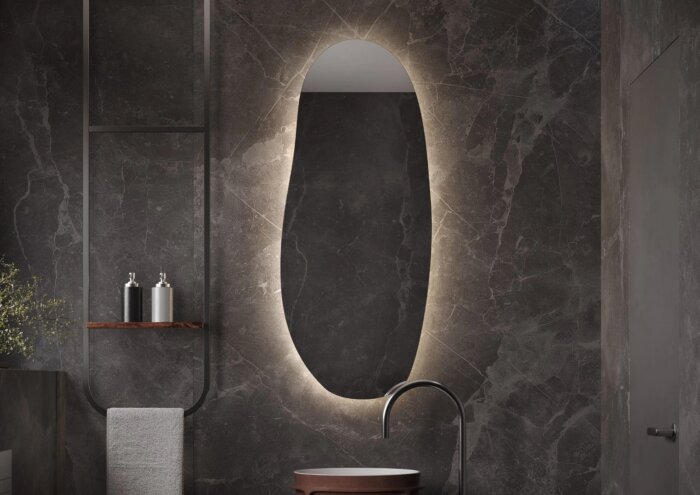 AMSTERDAM toiletspiegel met modern ontwerp en indirecte verlichting - 400x700 mm, ideaal voor kleine badkamers en toiletten. Minimalistisch design, zachte lichtverspreiding, CE-gecertificeerd, 2 jaar garantie.
