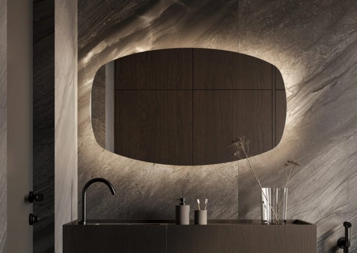 COPENHAGEN ovale spiegel met indirecte LED-verlichting, dimbare infraroodsensor en spiegelverwarming – minimalistisch Scandinavisch design voor badkamer of slaapkamer.