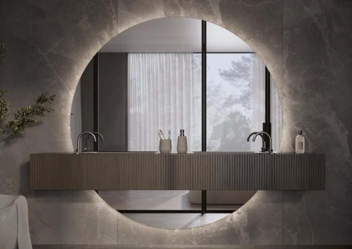 De HORIZON spiegel is een elegante, tweedelige ronde designspiegel die een modern accent toevoegt aan zowel woonruimtes als sanitaire ruimtes. Verkrijgbaar in maatwerkafmetingen van 1200 mm tot 2000 mm, biedt de spiegel flexibiliteit, luxe afwerking, en d