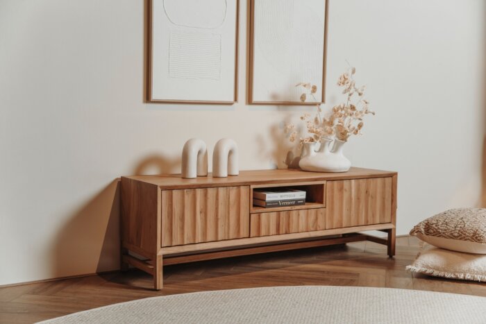 Crotone TV-meubel 145 cm van massief acaciahout met 2 deuren, een lade en een open vak in Scandinavisch design.