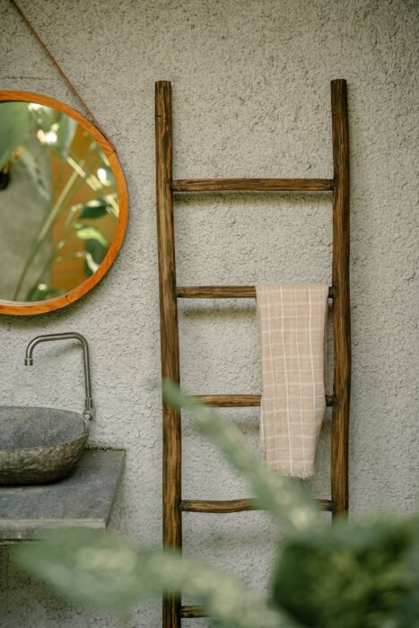 Rustiek bruine teakhouten decoratieladder, met een hoogte van 150 cm, een breedte van 50 cm en een diepte van 5 cm. De ladder heeft verschillende sporten met regelmatige tussenruimten, en is licht naar achteren hellend voor stabiliteit. Het teakhout heeft
