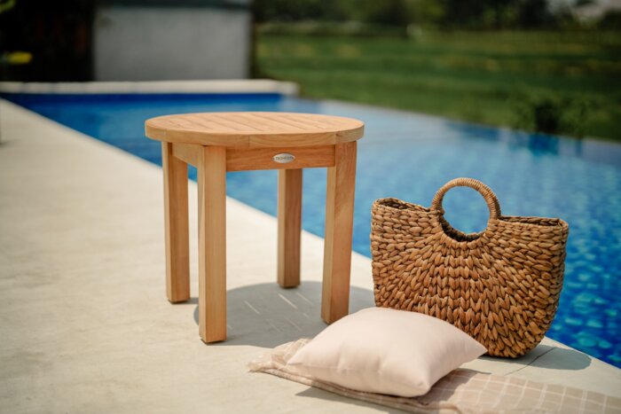 Rond teakhouten tuin bijzettafeltje met een diameter van 60 cm en een hoogte van 45 cm. Dit elegante tafeltje is gemaakt van hoogwaardig teakhout, bekend om zijn duurzaamheid en natuurlijke weerbestendigheid. Het heeft een gladde afwerking met een rijke, 