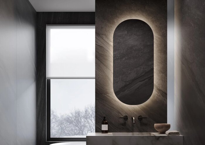 ORLANDO toiletspiegel met ovaal design en subtiele indirecte verlichting, 300x900 mm, ideaal voor toiletten en compacte badkamers. Creëert een warme ambiance met gelijkmatige lichtgloed. CE-gecertificeerd, hoogwaardige afwerking, en twee jaar garantie.
