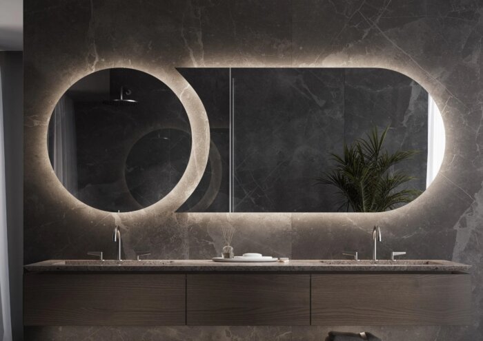 De SPLIT spiegel is een moderne, tweedelige ronde designspiegel met indirecte verlichting, Bluetooth-audio en een digitale klok. Verkrijgbaar in twee maten, tot 1000 mm en 2000 mm, biedt deze spiegel maatwerkopties en een sfeervolle ambiance voor zowel sa