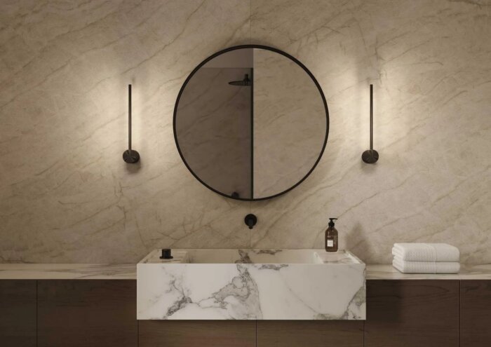 WENEN lamp uit de Lightningware collectie – moderne matzwarte designlamp (D100 x H400 mm) van aluminium en PMMA, ideaal voor eigentijdse interieurs en sanitaire ruimtes.