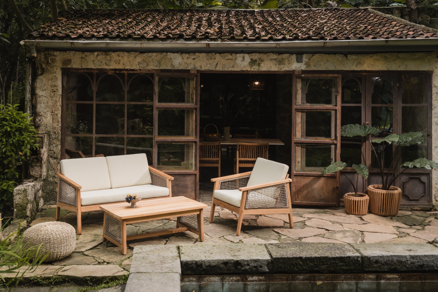eak tuinset Nadia met fauteuil, 2-zits bank en salontafel op terras - Hover