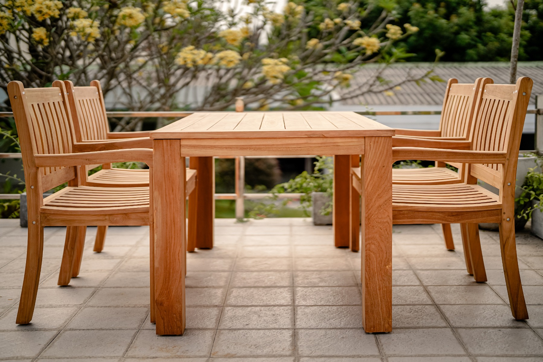 Nelson tuintafel 200x100 cm van handgemaakt duurzaam teakhout met afgeronde hoeken, geplaatst op een modern terras met 6 tot 8 zitplaatsen - view 4