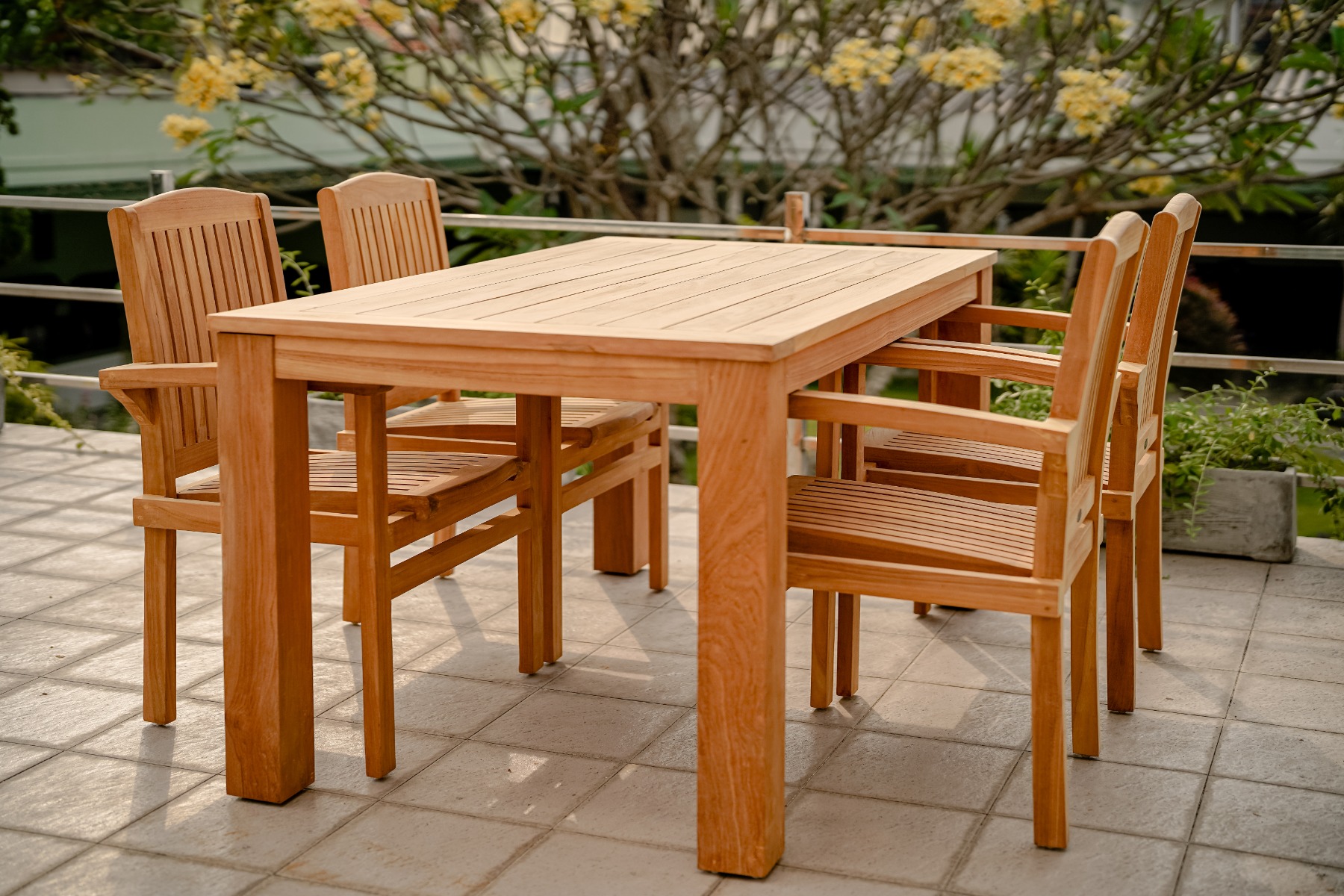 Nelson teak tuintafel 180x90 cm van massief plantage teakhout met RVS beslag in ruime tuinopstelling - view 3