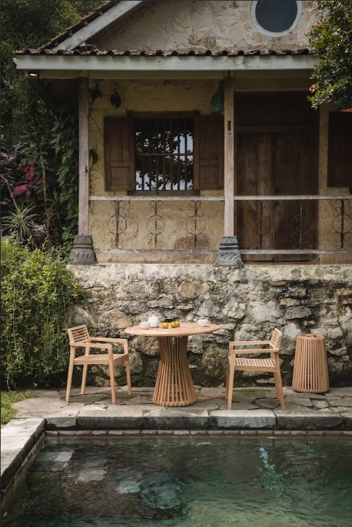 Laras vaste teakhouten tuinstoel met armleuningen – modern en minimalistisch design voor buiten

 - Hover
