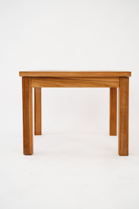 Robuust teakhouten bijzettafeltje voor de tuin, met een afmeting van 60 cm in lengte en breedte en 45 cm in hoogte. Het tafeltje heeft een vierkant bovenblad en is vervaardigd uit duurzaam teakhout met een rijke, natuurlijke bruine kleur en zichtbare hout - Image 4