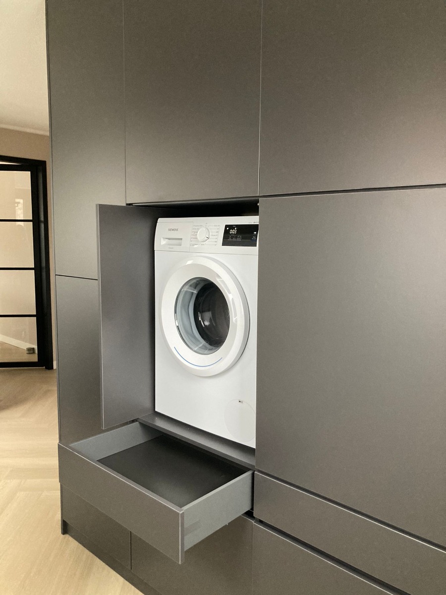 De Wasmachine Wandkast Maatwerk Meubel, Model Tonny, is het toonbeeld van innovatieve opbergoplossingen, speciaal ontworpen voor de moderne wasruimte - Hover